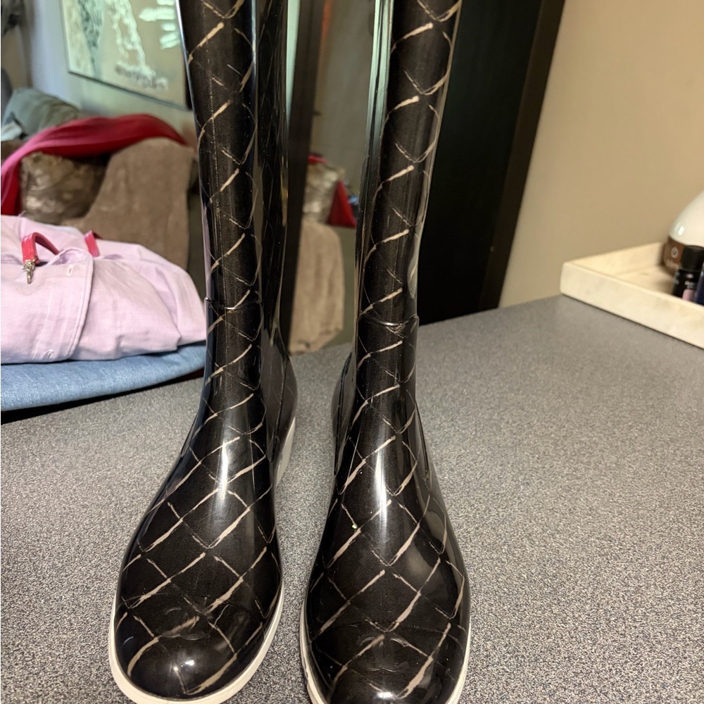CHANEL (rain boots) - Picture 3 of 15